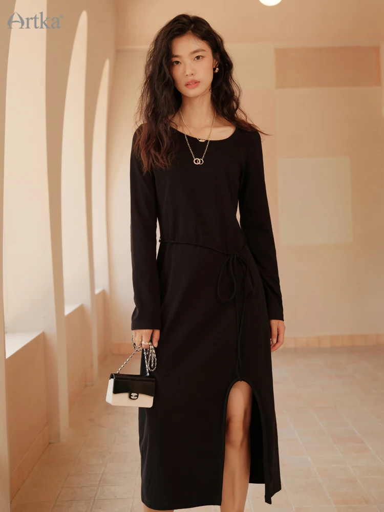 

ARTKA 2022 Early Autumn New Women Dress Fashion Simple Long Sleeve O-Neck Dresses Side Split Black Midi Dress With Belt LA23021Q