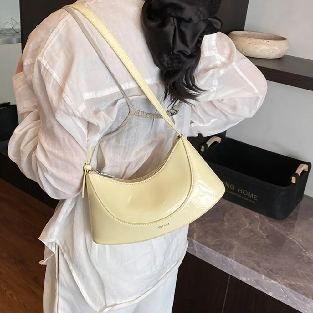 PUレザー半月型クロスボディバッグ 多用途クロスボディPUレザーショルダーバッグ 韓国風財布 腕の下バッグ 旅行用