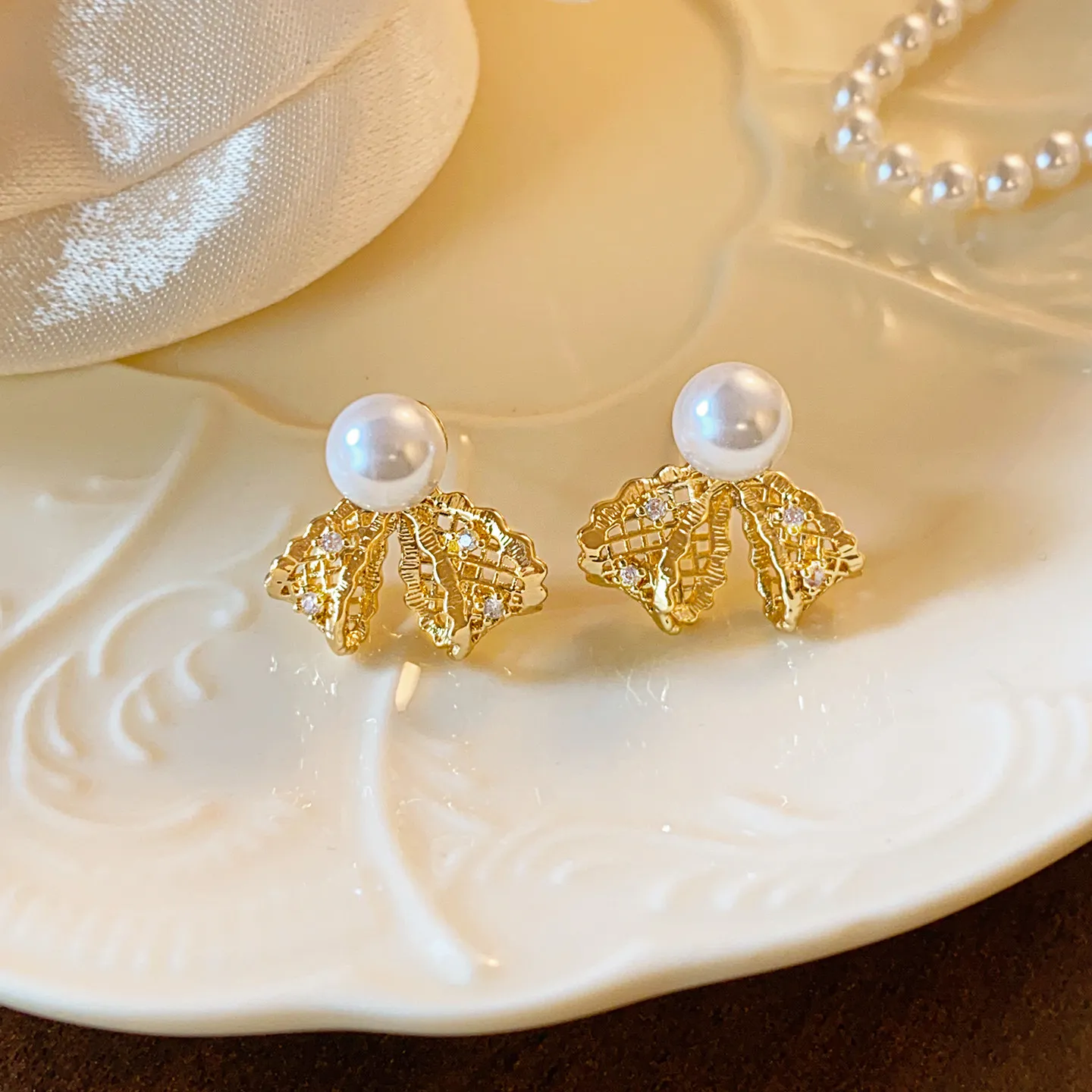 Elegante hohle filigrane Schleifen-Perlen-Ohrstecker, vergoldet, mit Zirkonia-Schleifen-Perlen, für Damen, Hochzeit, Party, Schmuck – Detail 12