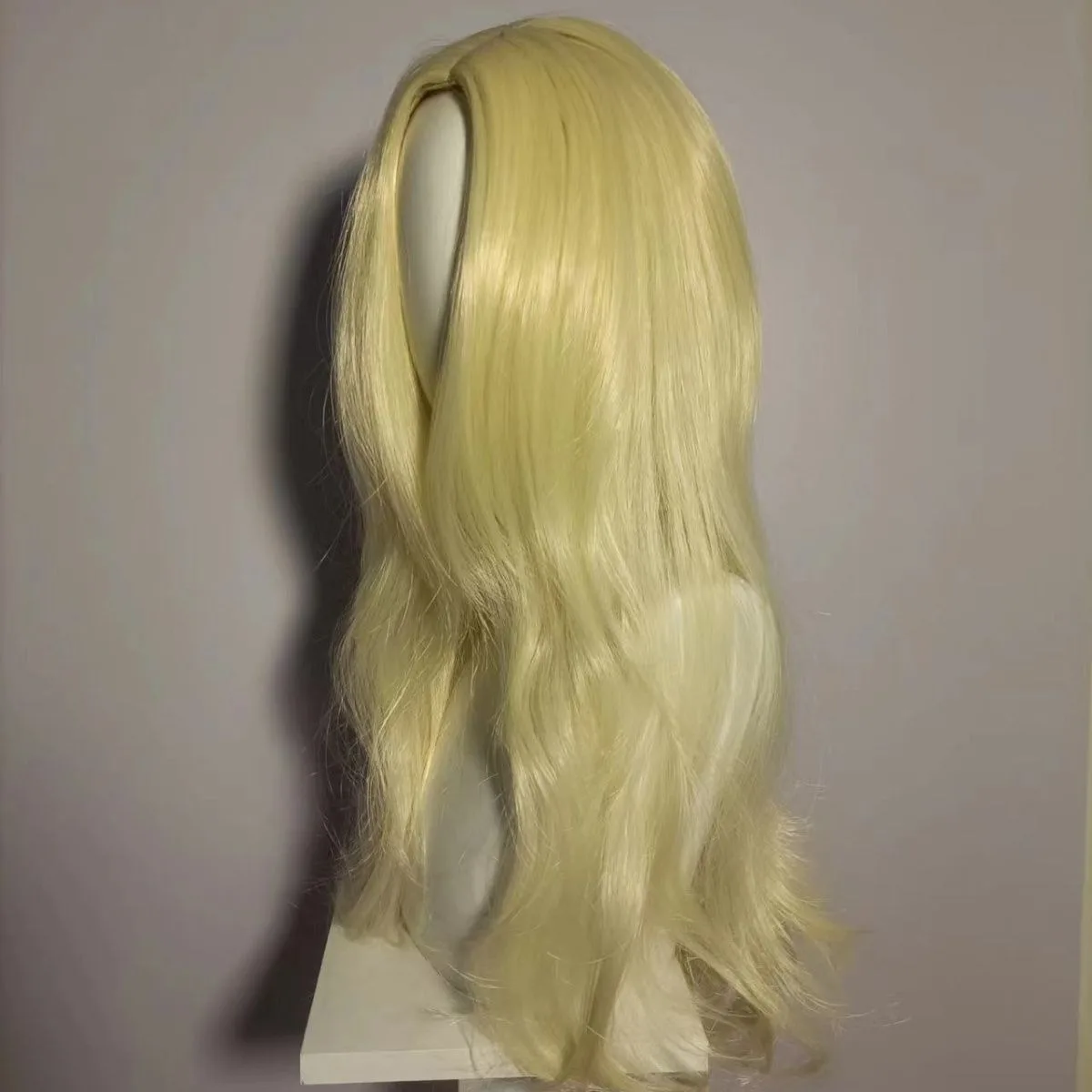 أزياء روز شعر مستعار تأثيري | تجعيد الشعر الأشقر الاصطناعية المقاومة للحرارة مع الانفجارات المركزية المقطوعة #5