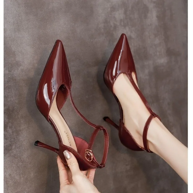 2024 nuovi arrivi scarpe di lusso Sexy sandali da donna in pelle verniciata nero argento bianco rosso cinturino a T décolleté taglia caviglia 35-39