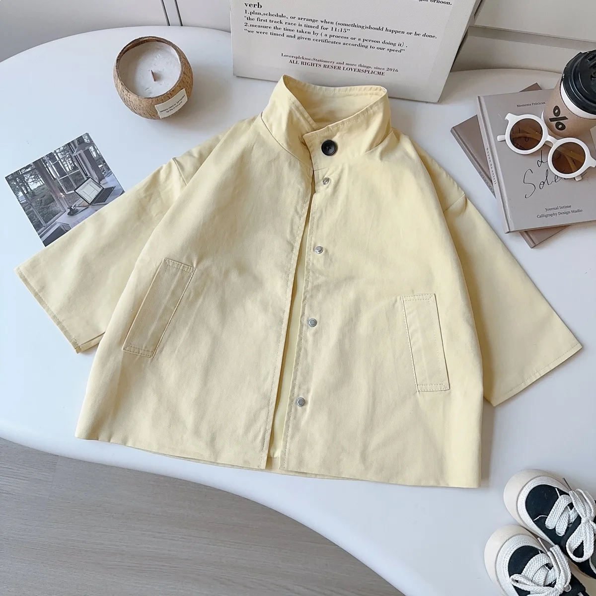 

Демисезонные плащи для девочек 2026: модные ветровки и верхняя одежда для малышей и подростков (от 7 лет)