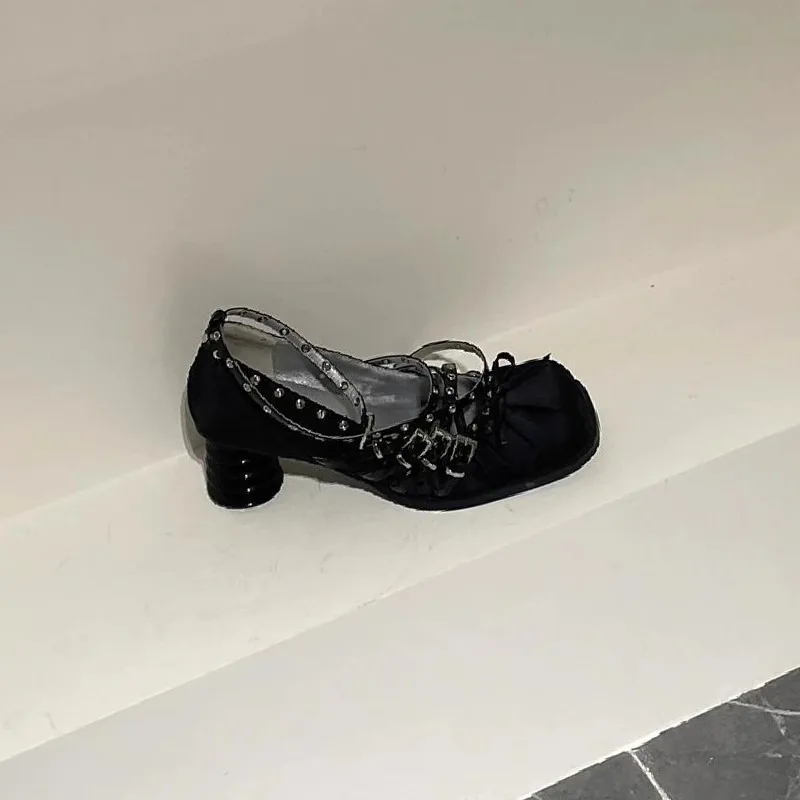 

Черные металлические туфли-лодочки с декоративными заклепками на специальном каблуке Нишевый дизайн Высокие каблуки во французском стиле Балетки Мэри Джейн с квадратным носком