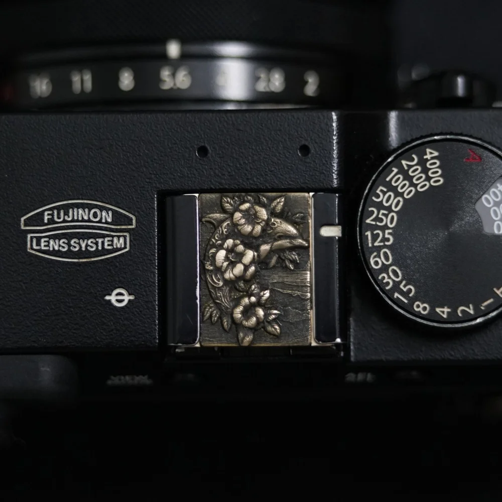 Copertura per slitta calda in metallo per fotocamera Dolphin per Fujifilm X100F XT30 XT5 XPro3 XE4 XE5 XM5 X100VI Nikon ZF ZR Lumix S9 Pulsante otturatore