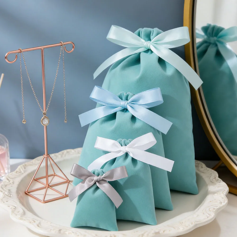 

Small Velvet Drawstring Bag Light Green Gift Packaging for Jewelry Packaging Pouches Jewellery Organizer Chic Wedding Favor Bags