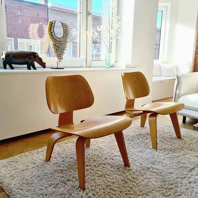La silla de diseño creativo nórdico se puede utilizar para ocio, balcón al aire libre, silla baja pequeña de madera maciza, taburete o silla de ocio para albergue