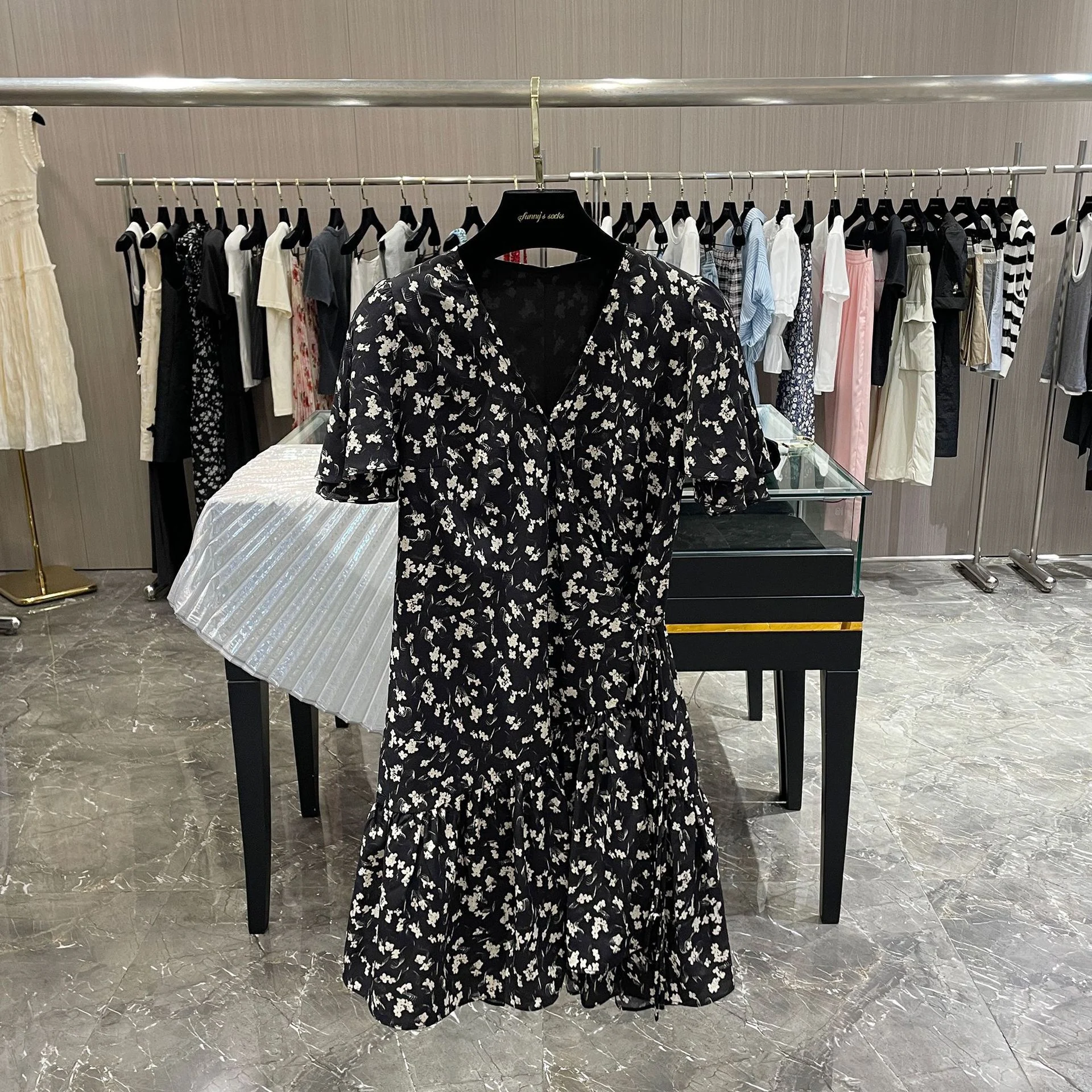 

Ele Floral Waist-Cinching Dr V-Ne Puff Sve Skirt Tea Break Dr New Summer Collection 2024 Polyester Fiber