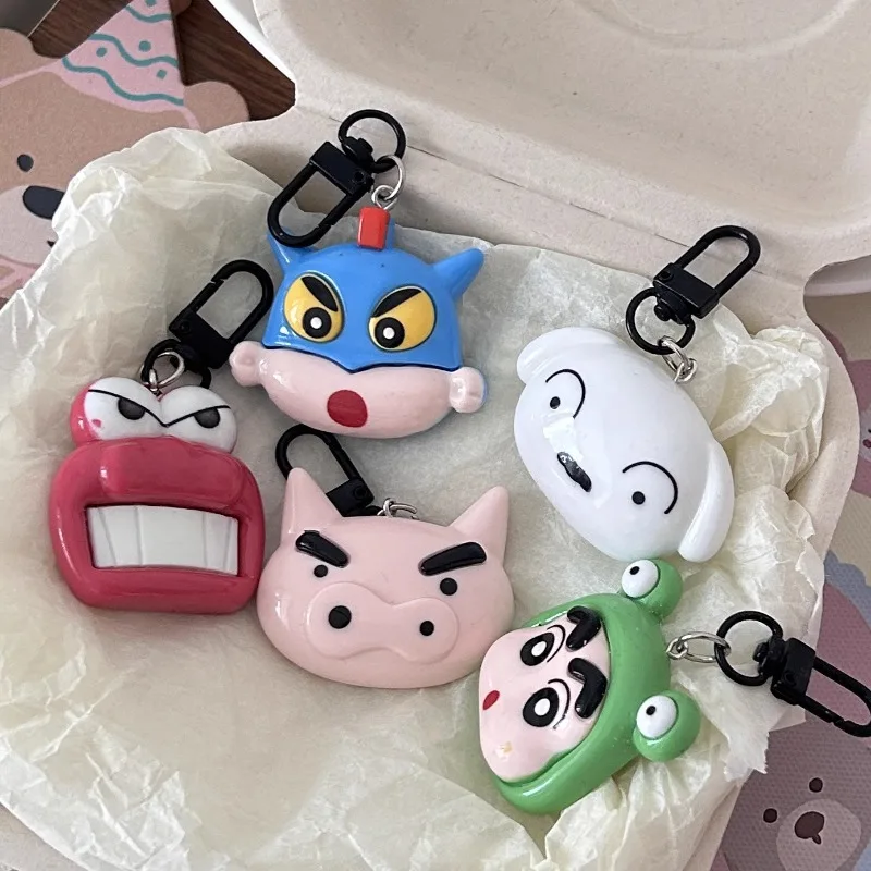 Miniso Kawaii تلوين شين تشان المفاتيح الكرتون أنيمي كيرينغ ظهره الإبداعية مفتاح الملابس والاكسسوارات أنيمي دمية هدية عيد