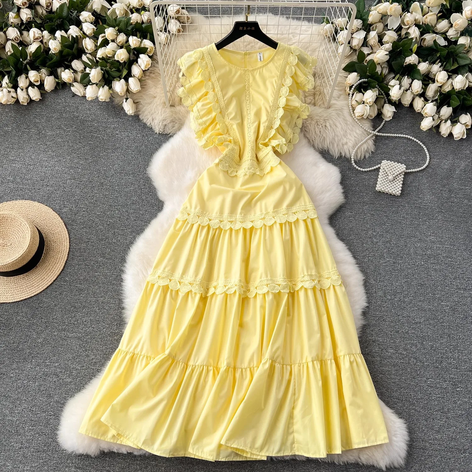 

Runway Fashion Summer Ruffles Lace Trims Patchwork Long Dress Women O-Neck Sleeveless Hollow Out Embroidery Flower Party Vestido