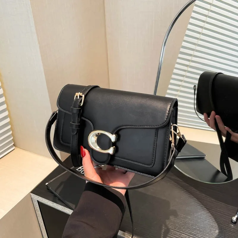 

This year's new fashion underarm shoulder bag is equipped with two shoulder straps and a small bag slung sideways.