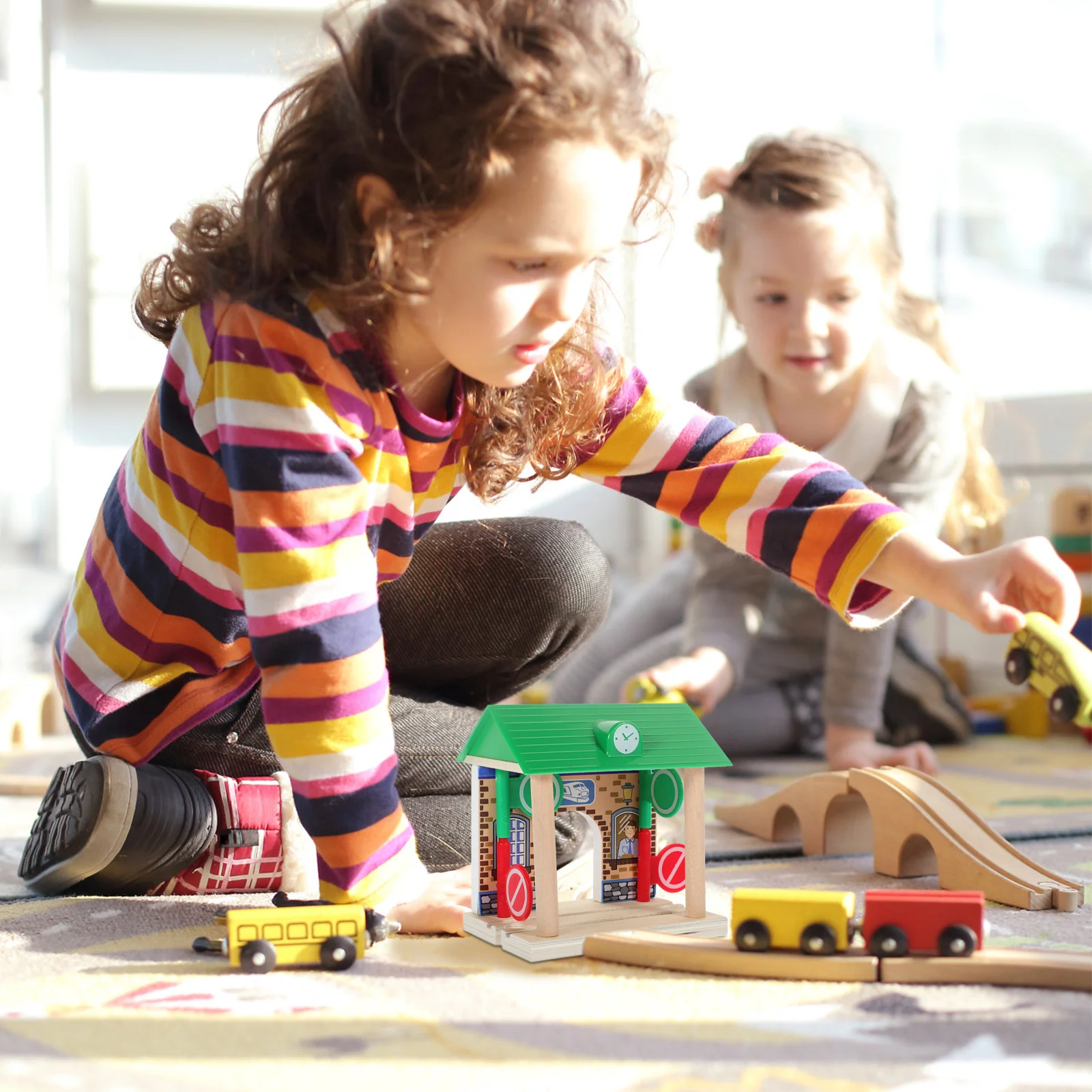 Accessori per binari del treno Decor Piccola stazione ferroviaria in legno Treni per bambini Prop