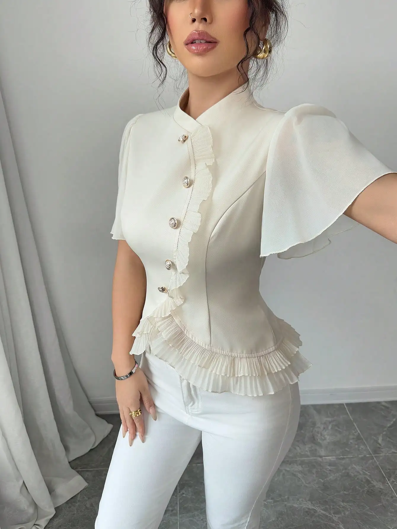 

Элегантная женская блузка с рюшами, пышными рукавами и декоративными пуговицами