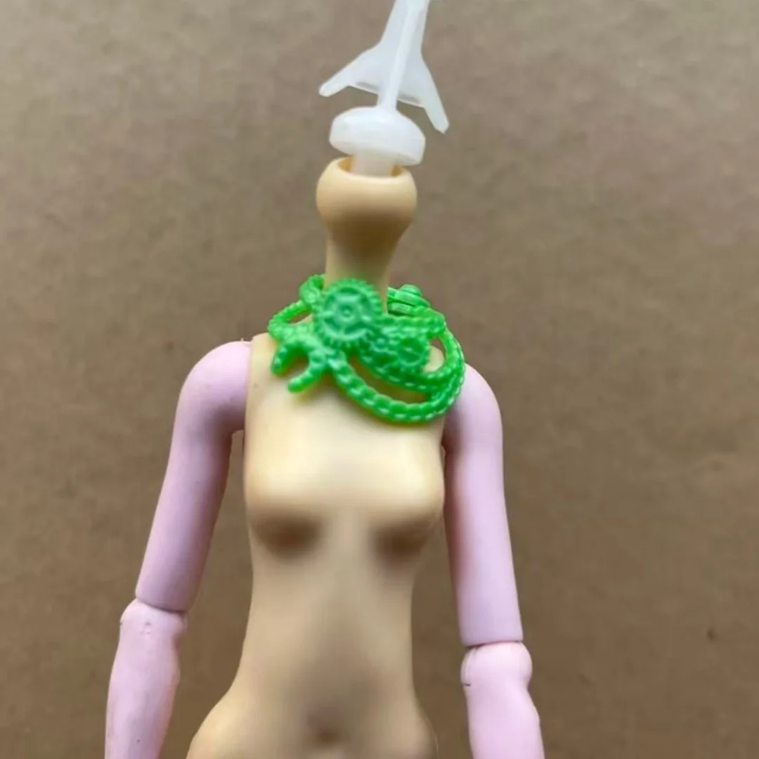 Kleurrijke monsterpopaccessoires - kettingen, taillebanden, hoofdbanden voor poppendecoraties, originele onderdelen voor creatief spelen