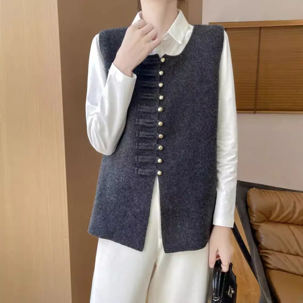 

Женский вязаный жилет без рукавов с круглым вырезом и пуговицами в национальном стиле на осень и зиму