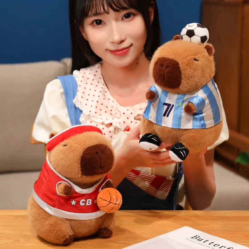 Nuevo 22cm Kawaii Capybara fútbol baloncesto ropa deportiva animales de peluche almohada Linda simulación Adorable regalo de Navidad y Halloween