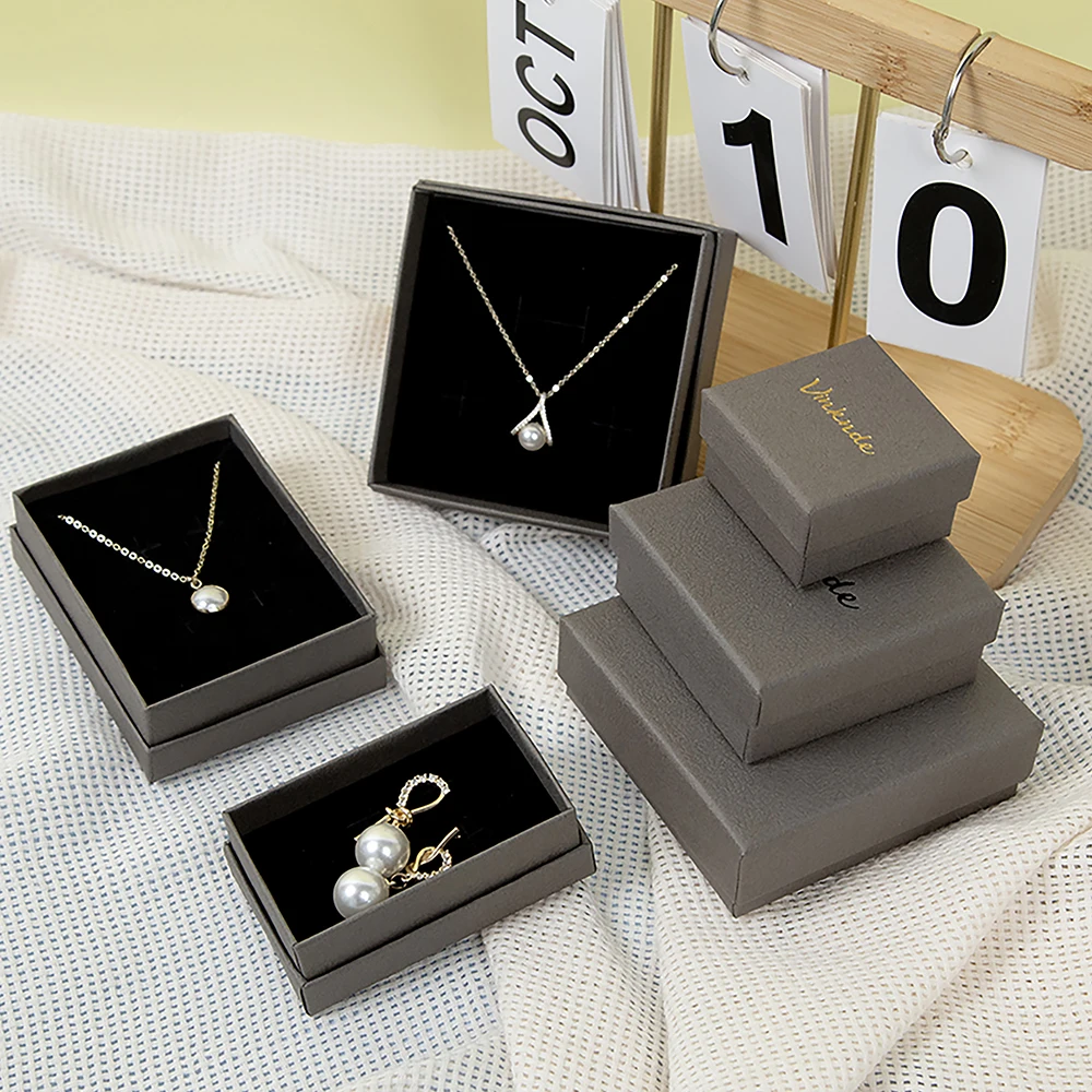 

50 упаковок на заказ 7x7x3 см, роскошное кольцо, серьги, браслет, чехол с узором личи, картонное ожерелье, упаковка для ювелирных изделий, бумажная коробка с крышкой