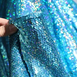 Tessuto a rete con paillettes Crystal Blue Double-sided Two-color Metallic Texture piccole squame di pesce Designer di abbigliamento cucito fai da te per metri