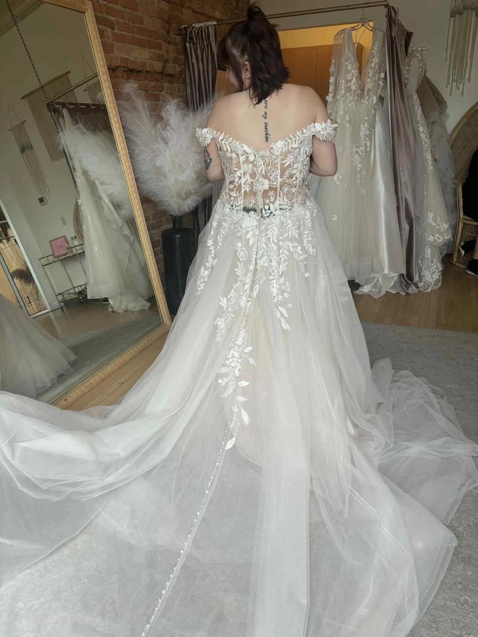 맞춤형 여성 웨딩 드레스 레이스 데칼 롱 스커트 롱테일 백리스 버튼 장식 웨딩드레스