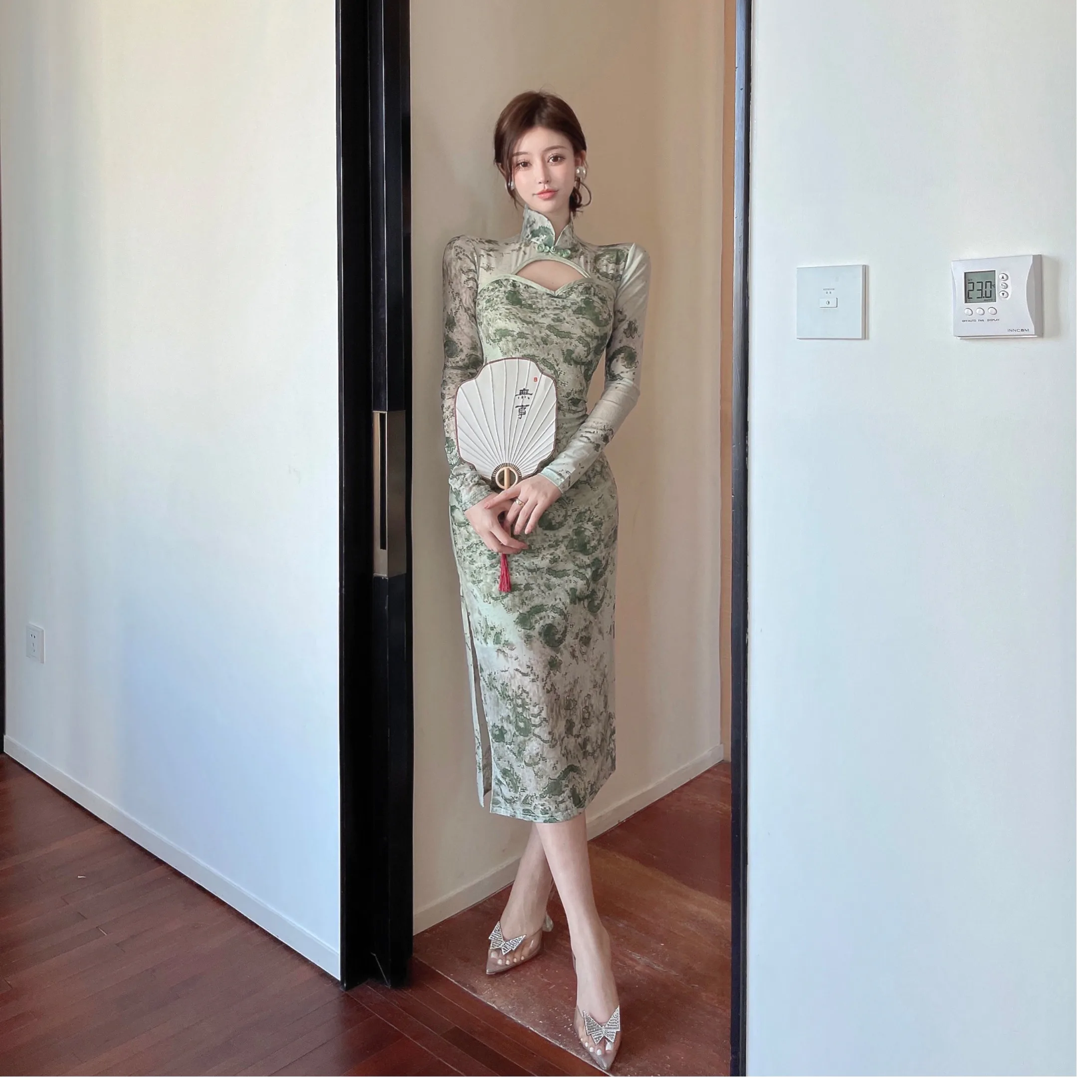 Nowa Chińska Sukienka Qipao w Stylu Retro z Długim Rozcięciem, Wycięciami, Wyszczuplająca, z Wysokim Stanem, Długa Spódnica, Jesienna Moda