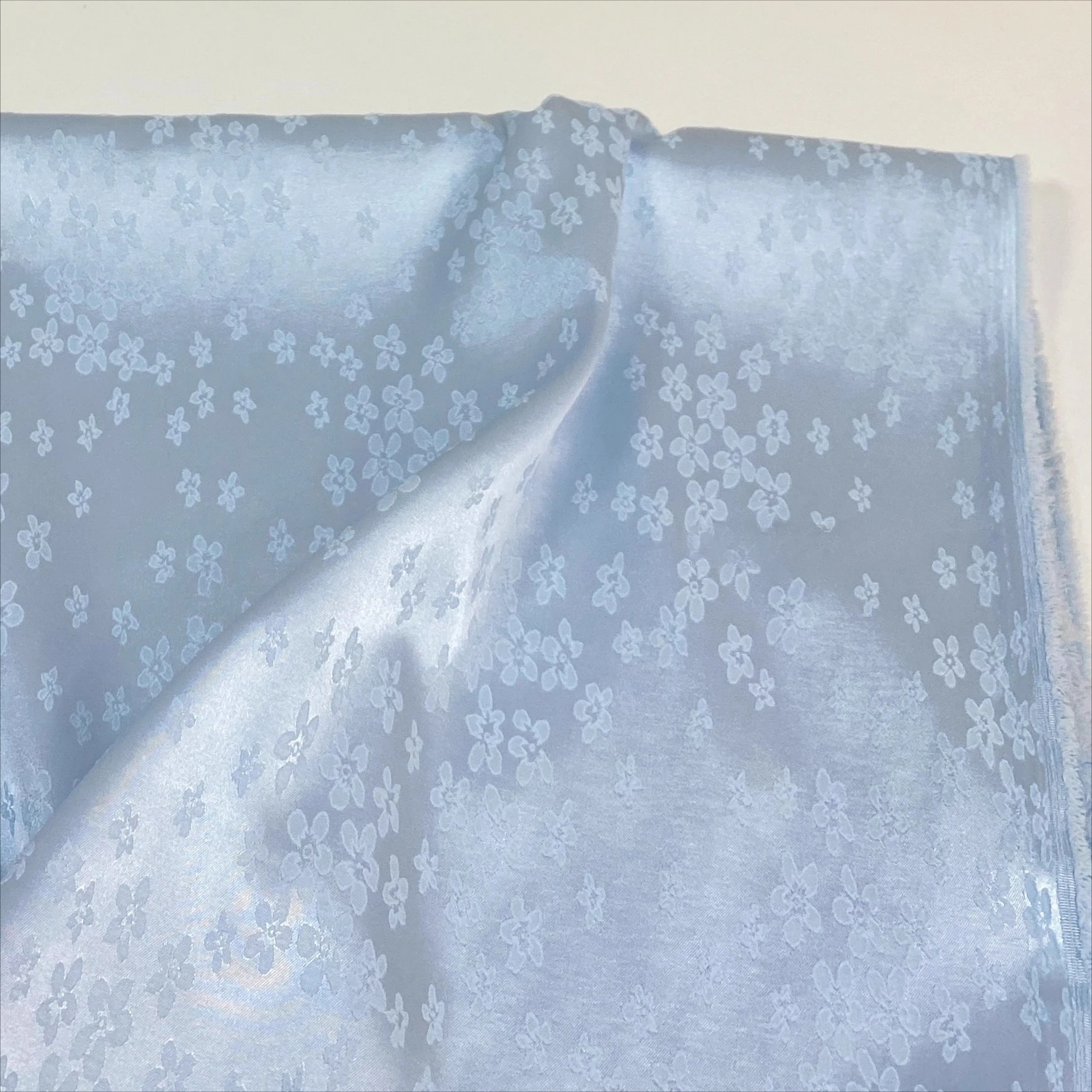 Satén jacquard azul claro con cortina suave y qipao Hanfu brillante y ropa para niños, tela de diseño hecho a mano DIY