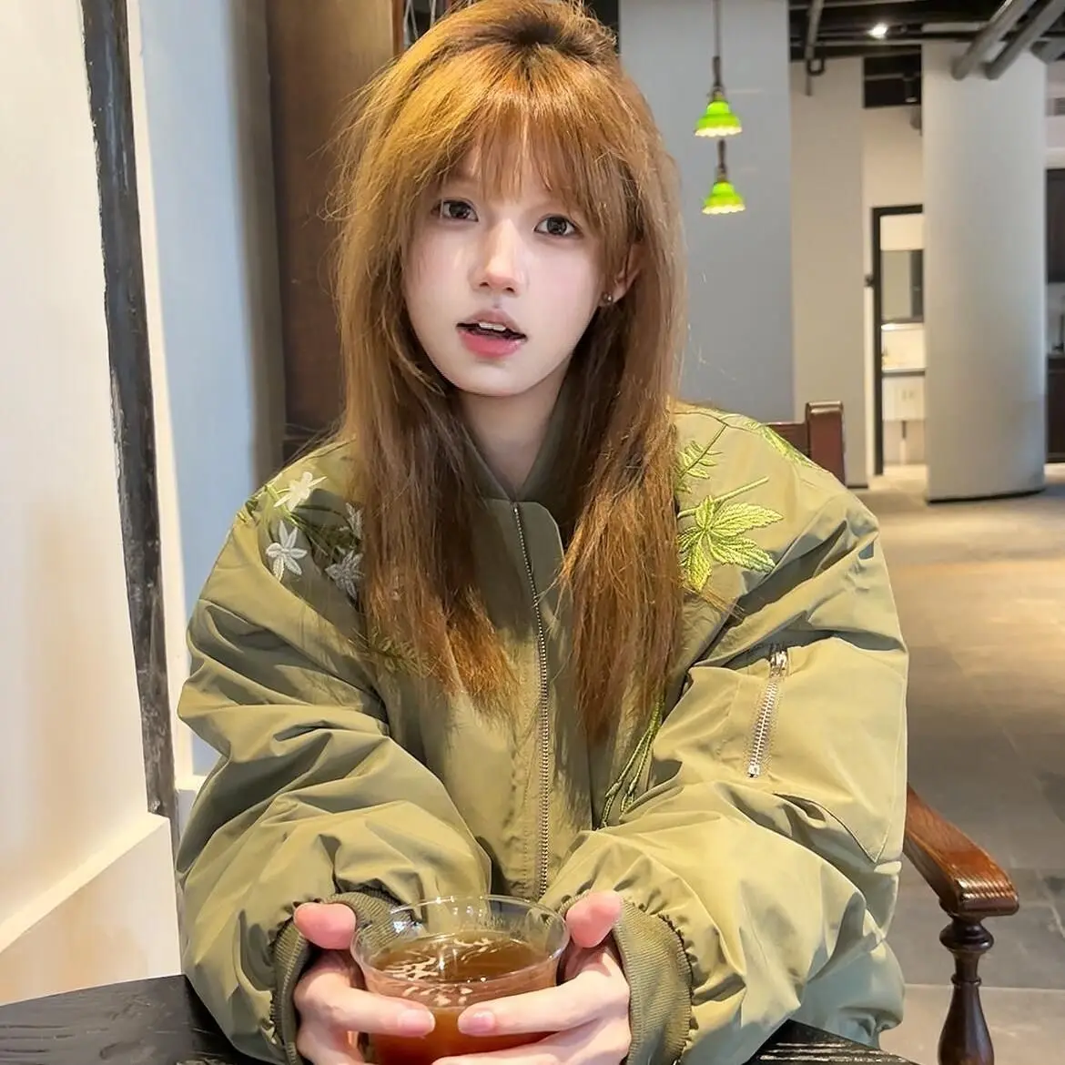 

Женские короткие стеганые куртки Цветной верхний плащ Индивидуальный красивый осенний вид Ткань с застежкой на талии Мешковатый праздничный замшевый эффект