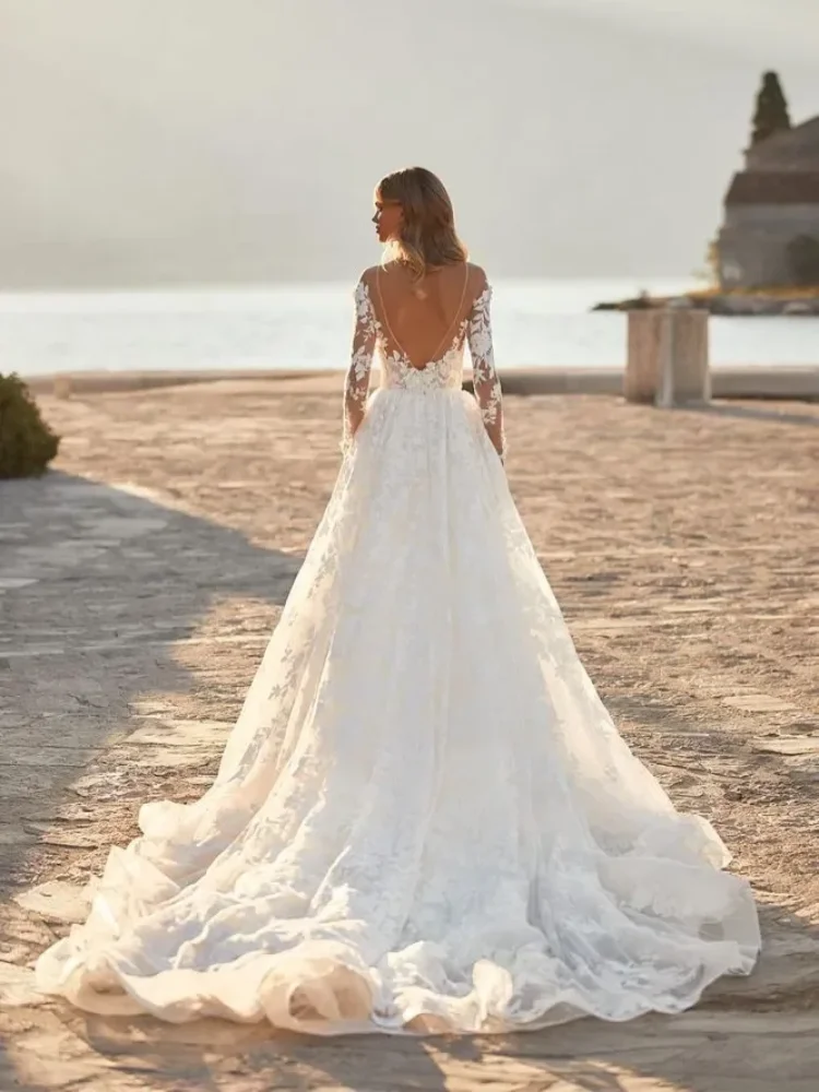 فستان زفاف نسائي أنيق على شكل حرف A لعام 2025 بأكمام طويلة من الدانتيل ملصق على شكل زهرة خلفية فستان زفاف على الشاطئ حسب الطلب