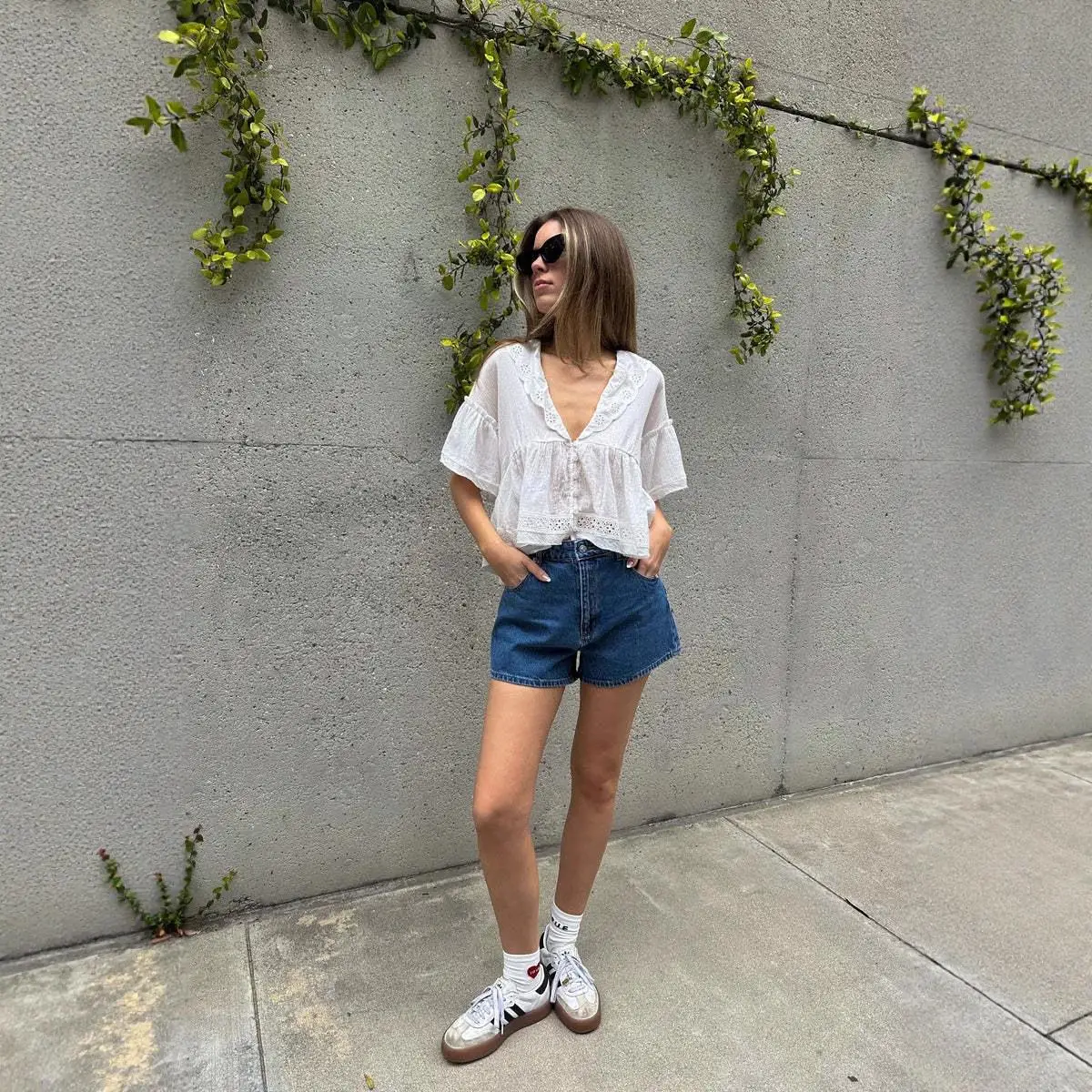 

Женский повседневный модный летний топ-пуловер с круглым вырезом, кружевными вставками и цветочным узором, из полиэстеровой смеси