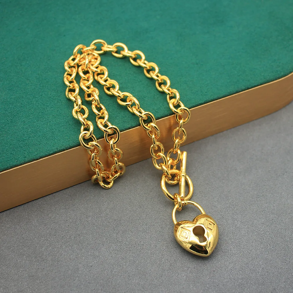 

Стильное ожерелье на толстой цепочке. Простой дизайн в форме сердца. Простая золотая цепочка с медным покрытием. Цепочка на ключицу из настоящего золота. Нишевый дизайн.