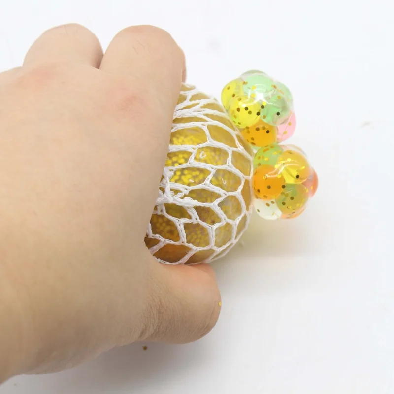 1 ชิ้นสีสุ่ม Grape Ball บีบของเล่นตาข่าย Glitter Ball ความเครียดบรรเทาของเล่นสําหรับเด็กผู้ใหญ่