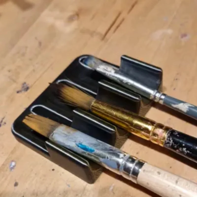 Plastic brush holder and brush organizer, featuring a plug-in installation design and a portable storage rack