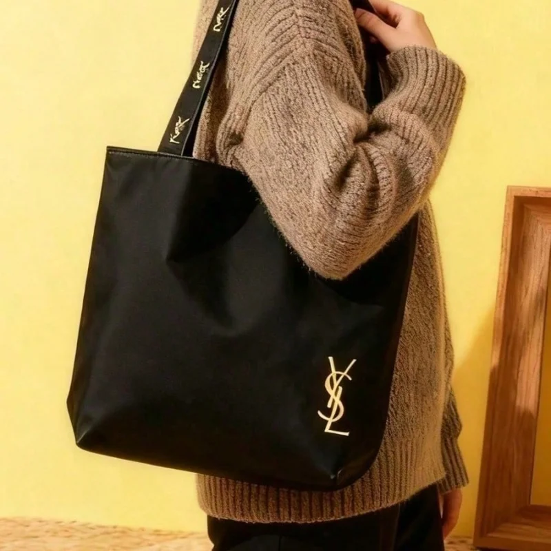 borsa-yves-saint-laurent-ysl-minimalista-in-tela-nera-borsa-a-tracolla-grande-capacita-con-porta-carte-integrato-e-spazio-di-archiviazione