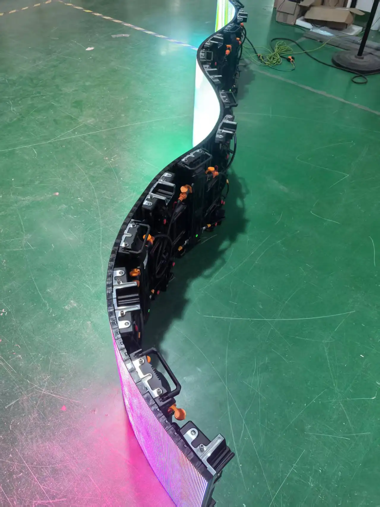 Panel LED Flexible de Alquiler P2.6, Pantalla Interior Curva Ajustable de Forma Libre para Escenario