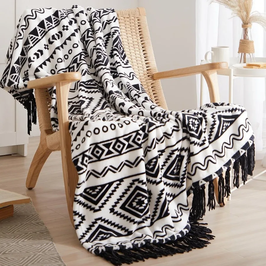 Boho-Überwurfdecke mit Quaste, bedrucktem Flanell für Stuhl, Bett, Sofa und Couch, schwarz-weiße dekorative Decke in der Größe 50 x 60