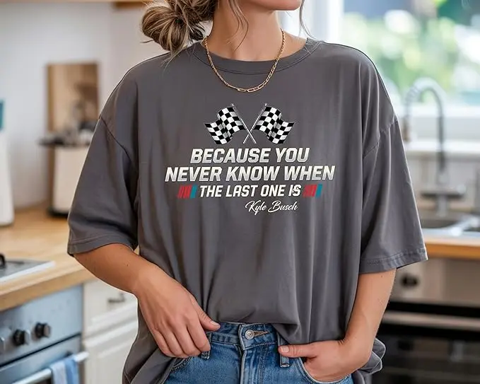 Forever Rowdy Front Because You Never Know Rennwagen T-Shirt Kyle Busch RIP Gedenk-Rennsport-Spruch T-Shirt Herren Neuheit Tribut Geschenk – Detail 7