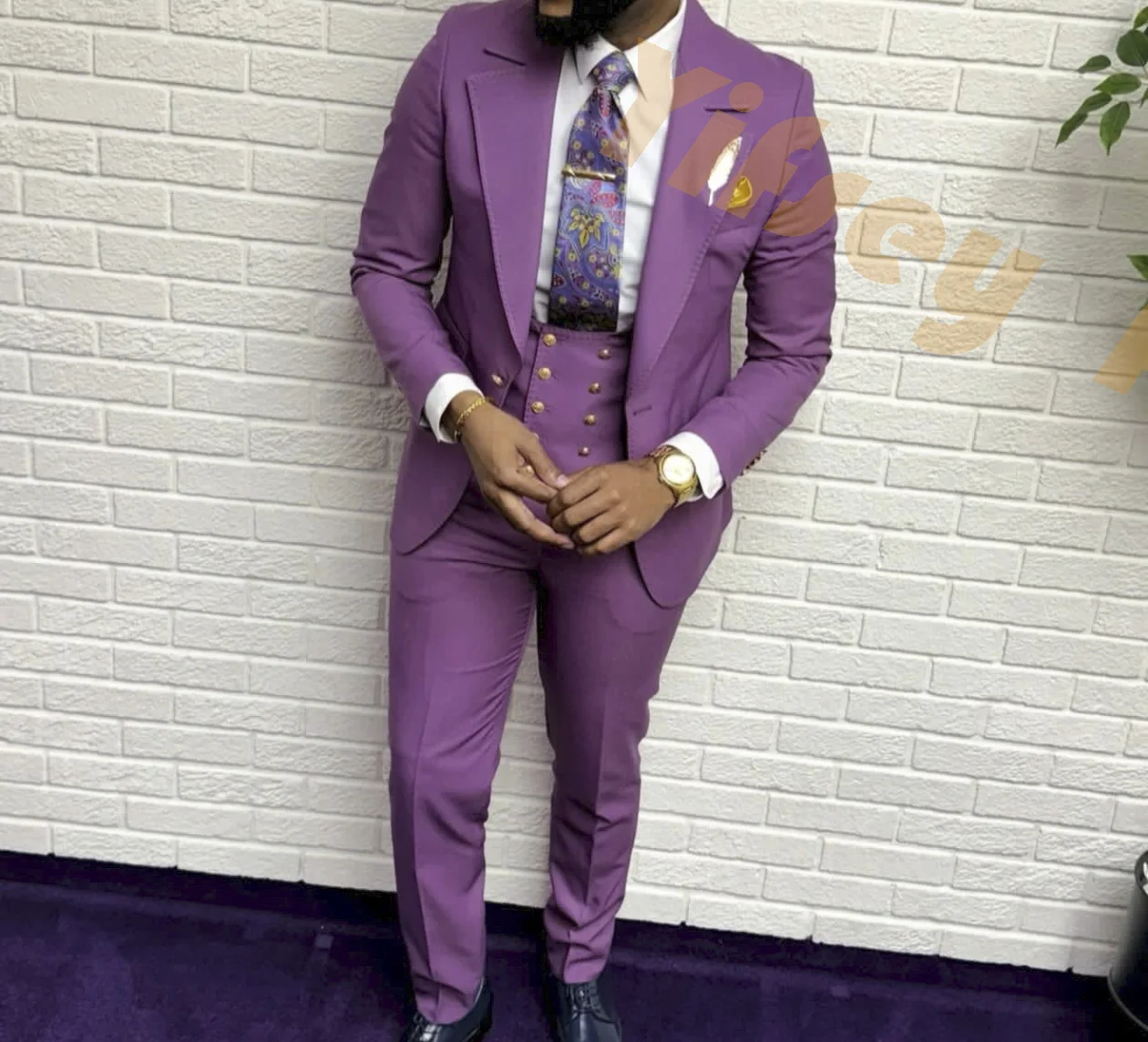 

Фиолетовый мужской костюм-тройка для свадьбы и торжественных мероприятий: пиджак, жилет, брюки. Индивидуальный пошив, люксовый бренд, приталенный крой.