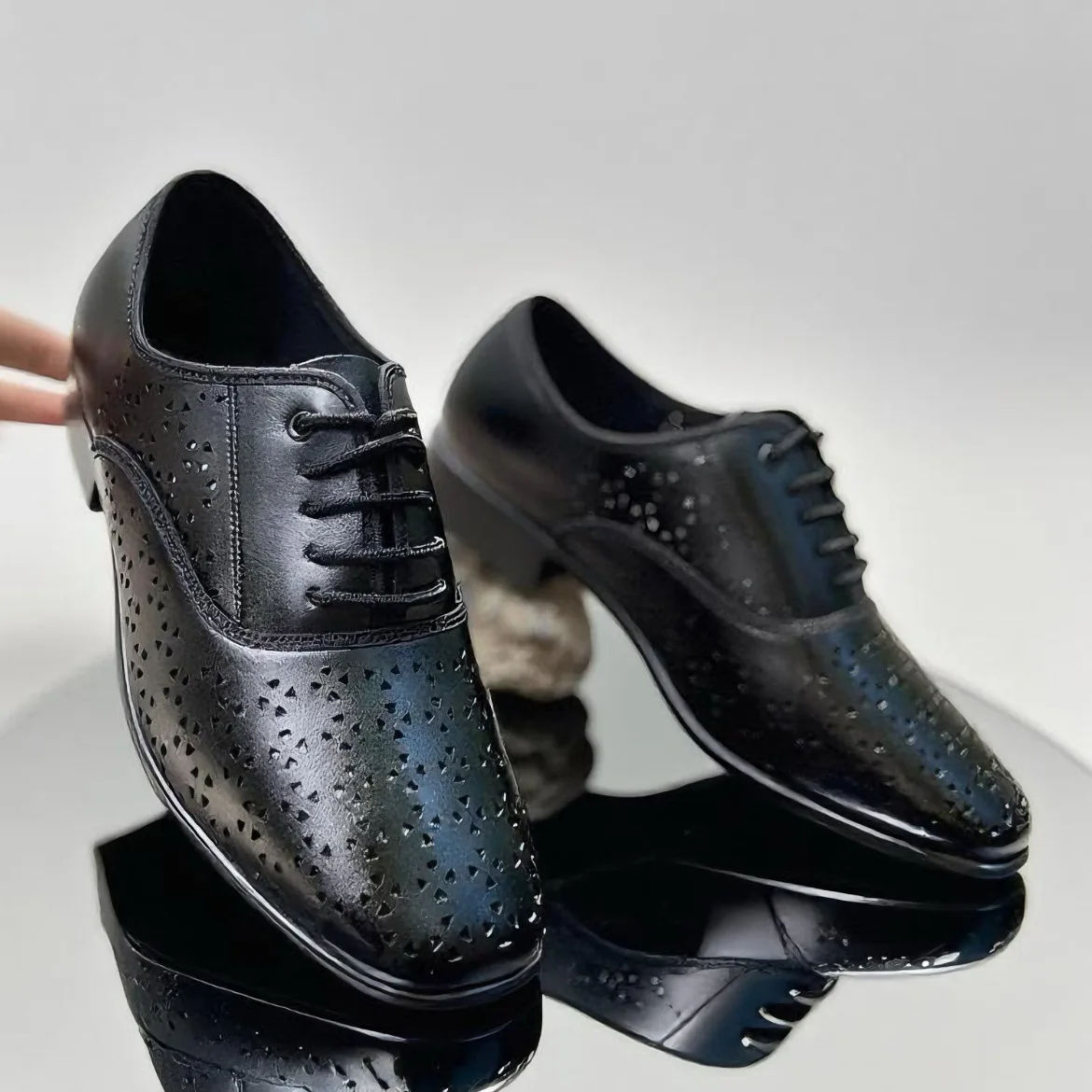 Nouvelles chaussures de danse en cuir creux hommes souffle été baskets de danse mâle chaussures latines homme moderne Jazz valse chaussures de danse de salon
