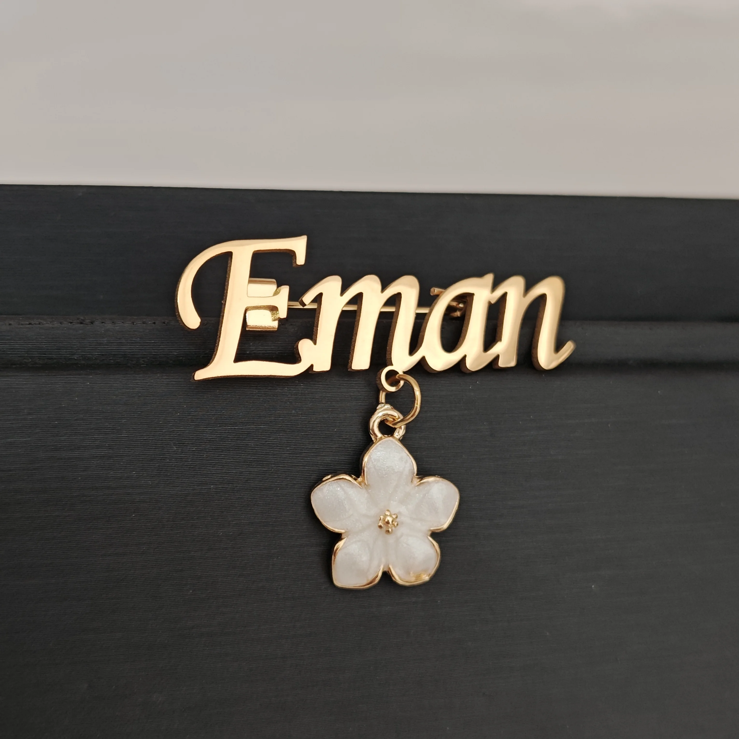 

Брошь с именем на заказ, нержавеющая сталь 304L, бейдж с именной табличкой, поддерживает любой язык, предоставляет 33 варианты шрифта на выбор