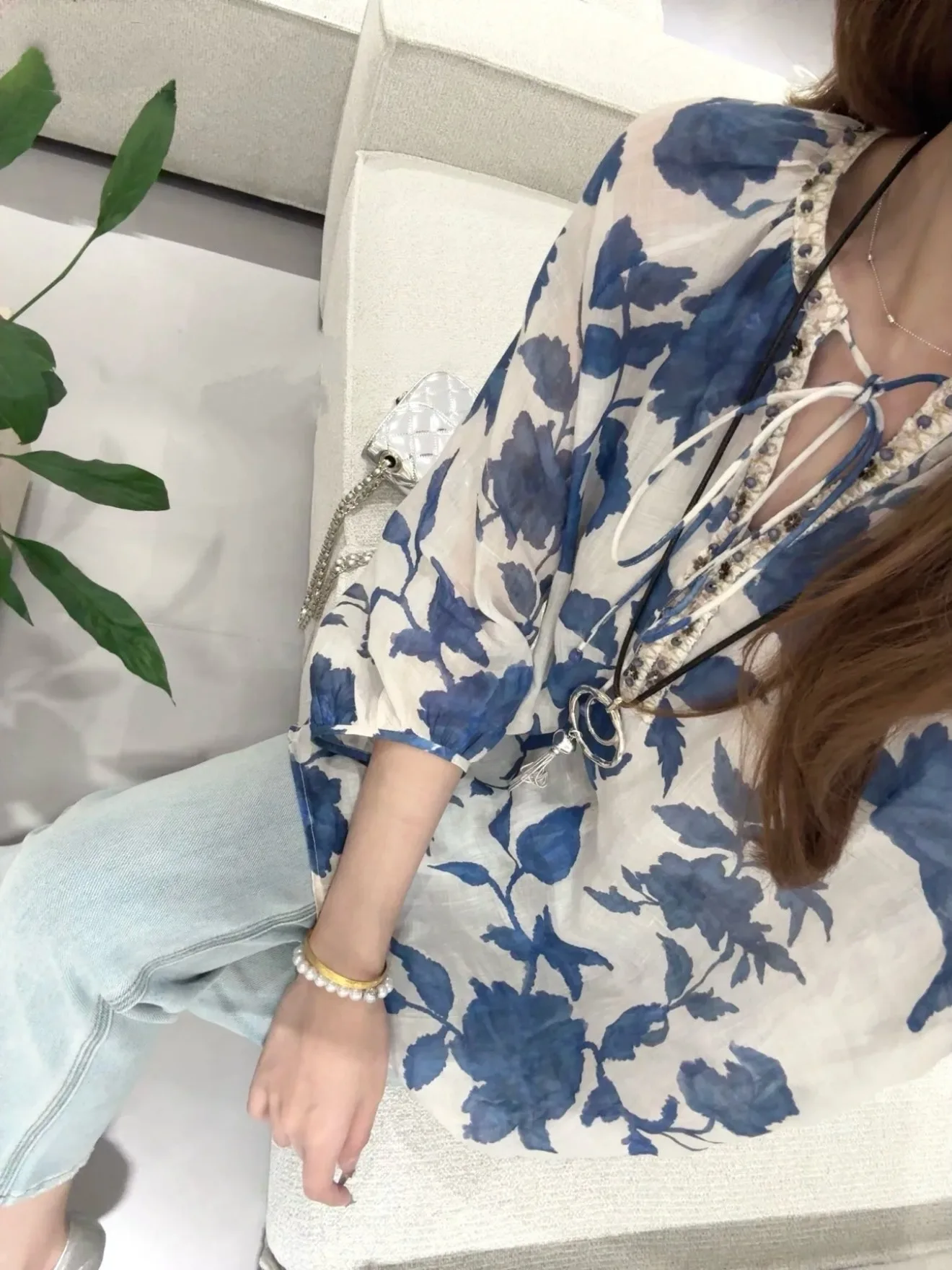 เสื้อผ้าแฟชั่นสไตล์เกาหลี ลายดอกไม้สีฟ้าฤดูร้อน แต่งลูกปัด คอวี ผูกเชือก ทรงหลวม ผ้าบาง ให้ความรู้สึกหรูหรา