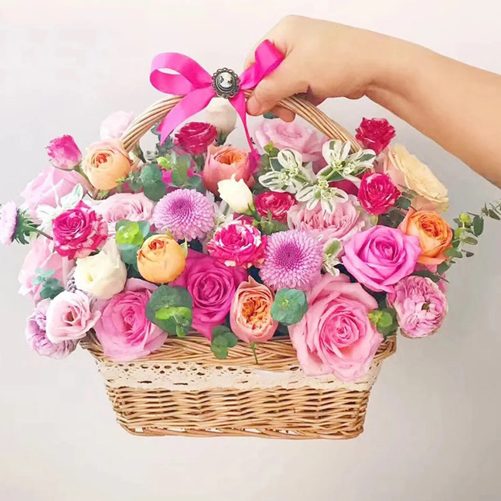 籐製ハンドヘルドフラワーバスケット、天然素材の編み込み収納装飾バスケット、結婚式、ピクニック、食品、果物など多目的に使用可能