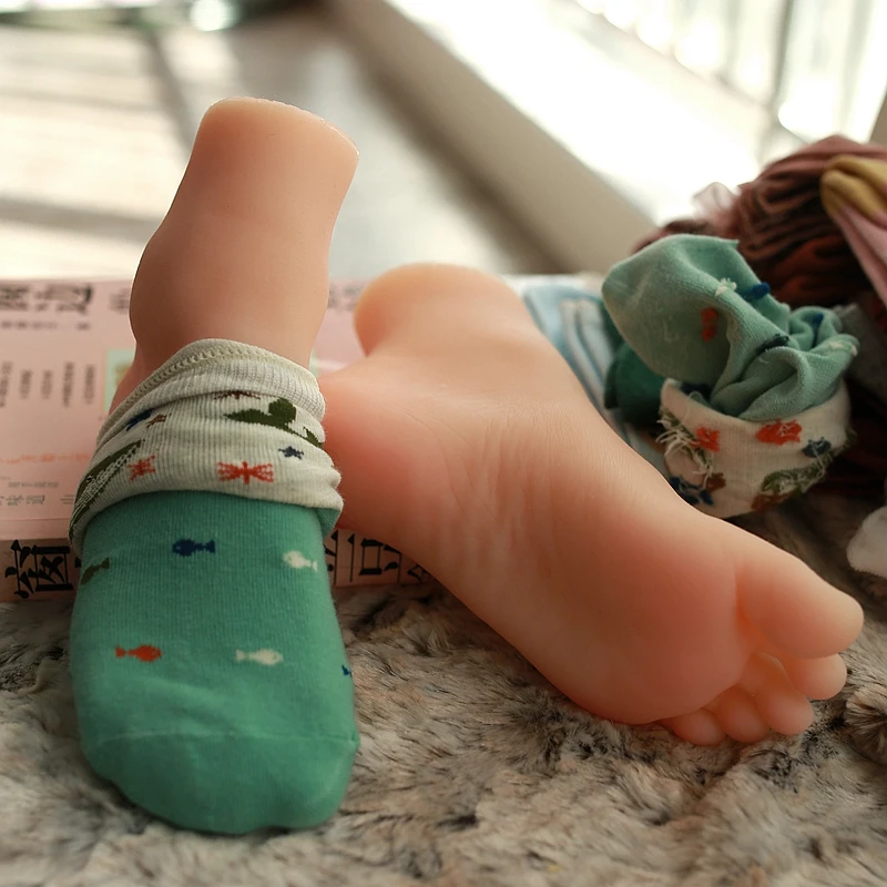 

Cute Child Girl's Foot Model Lifelike Simulation Fake Nail Practice Feet for Shoes Sock Display Props Stockings