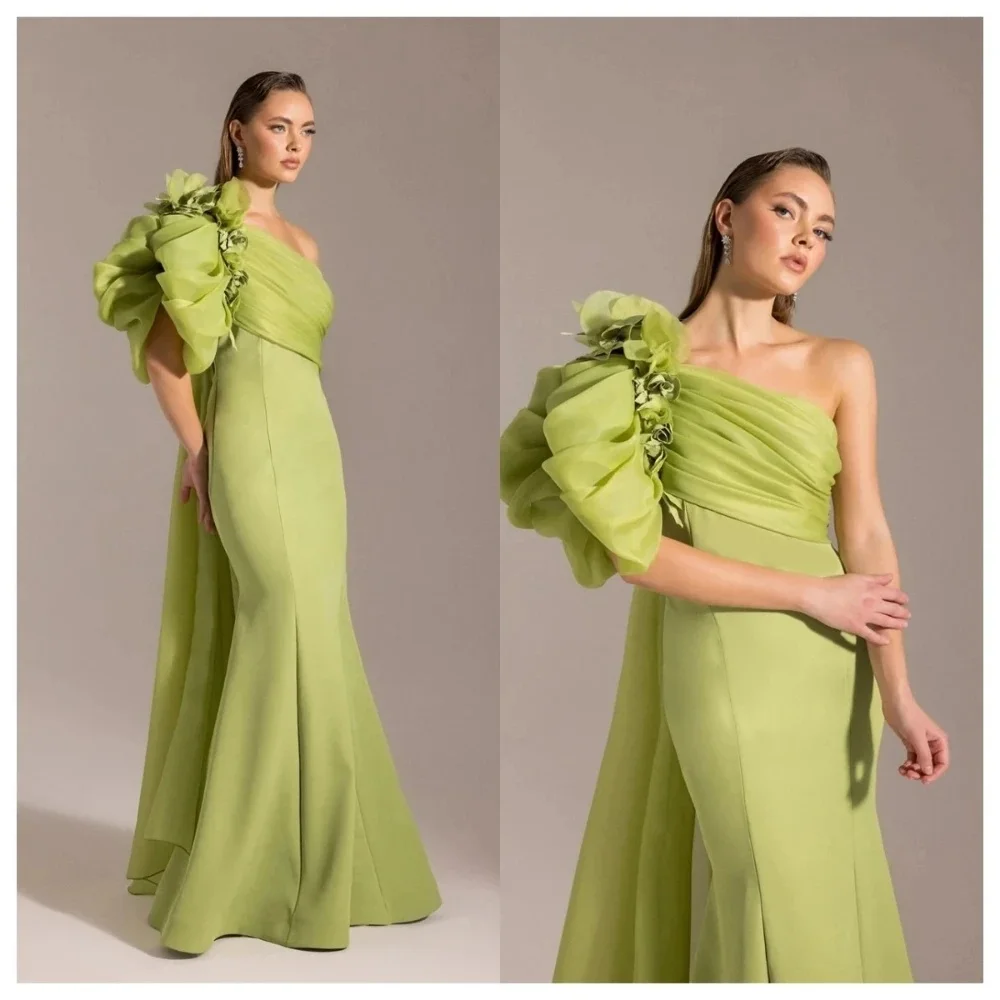 Elegante vestido de un solo hombro que exuda aura. La falda larga hasta el suelo ofrece una apariencia grandiosa. Vestido a medida que encarna la máxima elegancia y gracia