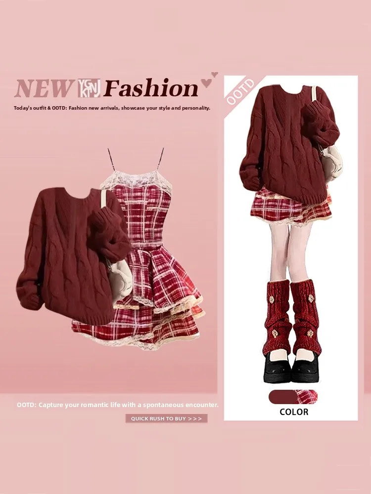 

Новогодний комплект: красное вязаное платье и клетчатый сарафан на бретельках для празднования Нового года и зимних мероприятий.