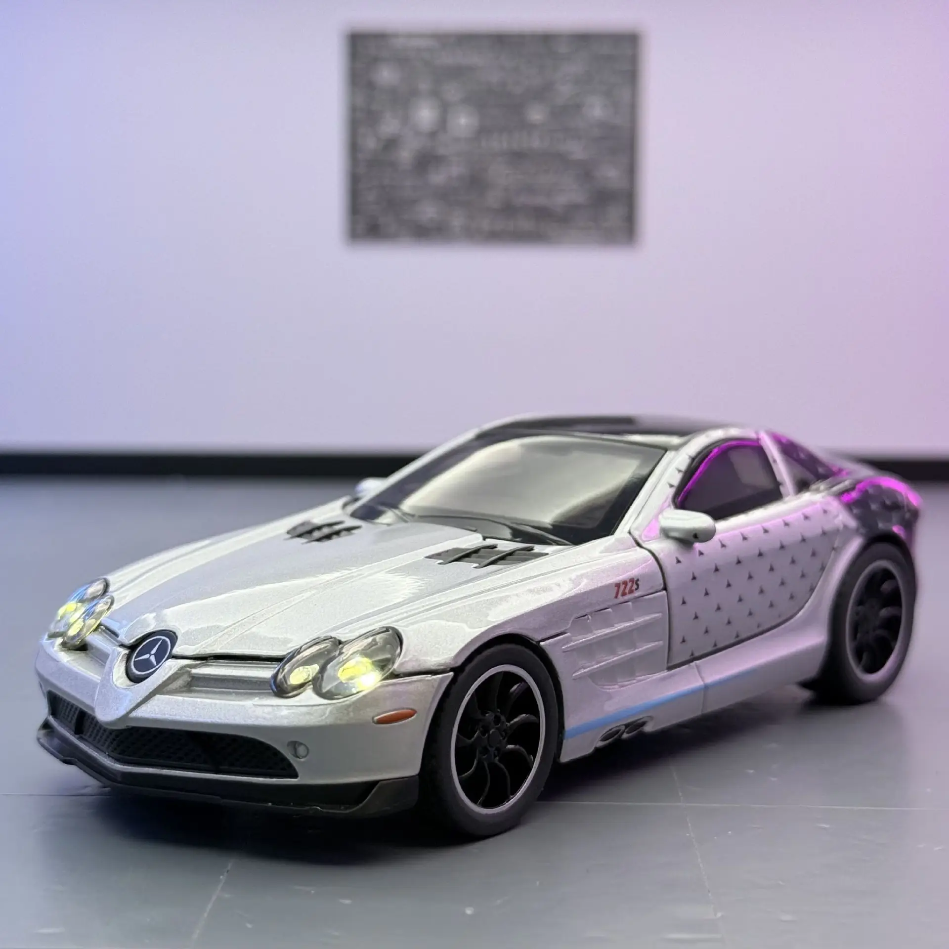 

Car Model 1 To 32 Daben SLR Gypsy Alloy Sports Car Model Ornament, Sound and Light Pull-back Toy Delivery