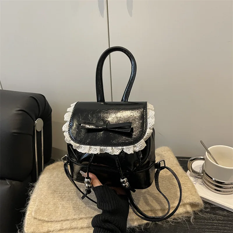 Lässiger Schulterrucksack aus PU-Leder mit Spitzenbesatz, eine zarte und süße Mini-Pendlertasche für Frauen