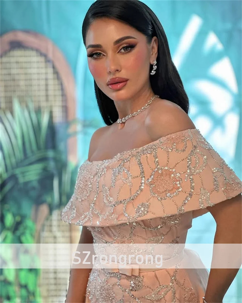 Vestido de fiesta de noche elegante con cuello barco, satén, lentejuelas florales, corte en A, sin espalda, vestido árabe de graduación con tren de barrido personalizado