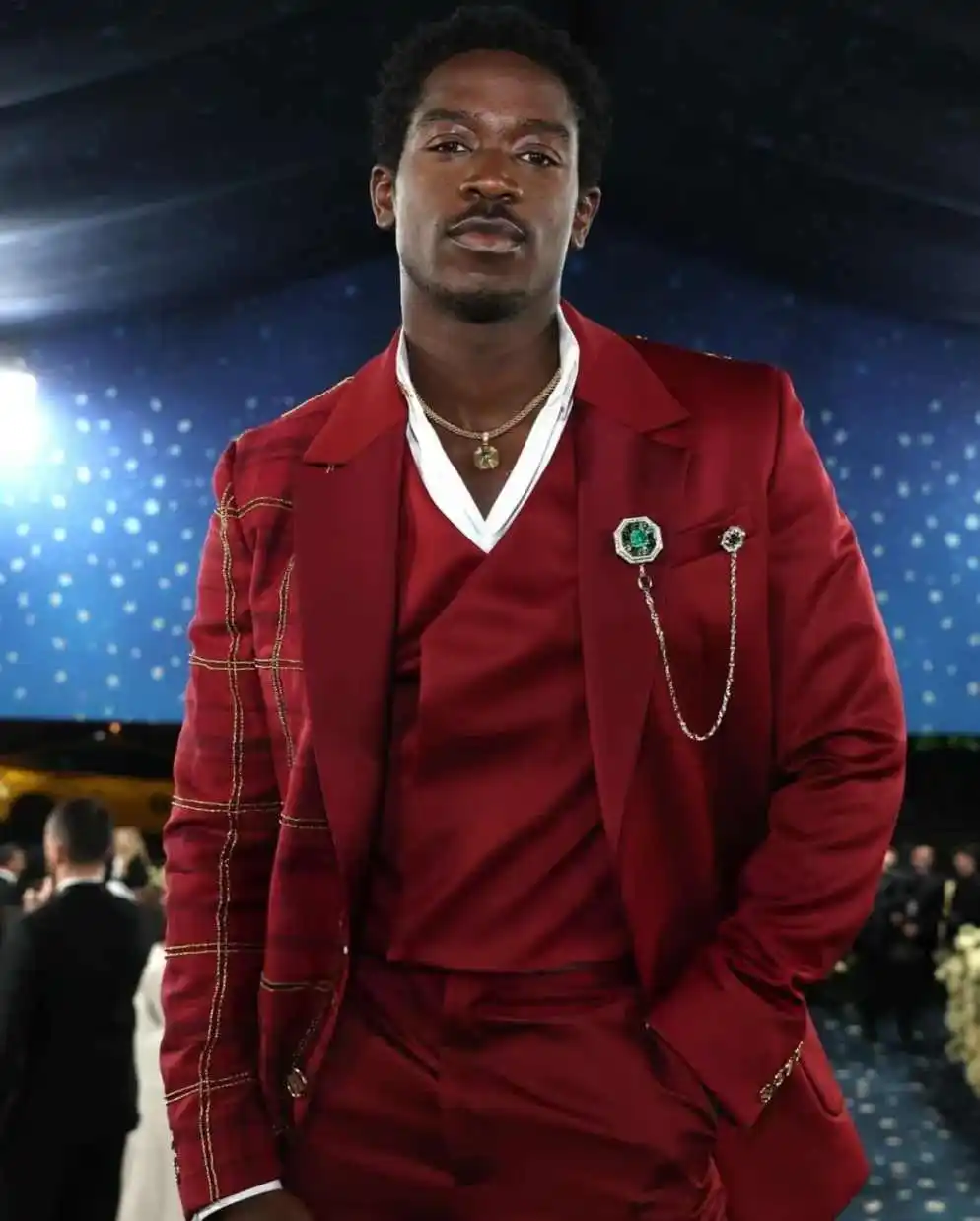 2-teilige rote maßgeschneiderte Herrenanzüge mit Reverskragen, einreihige Hosen-Sets, gestreift, passende klassische Passform, Abschlussball-Party-Blazer für Männer