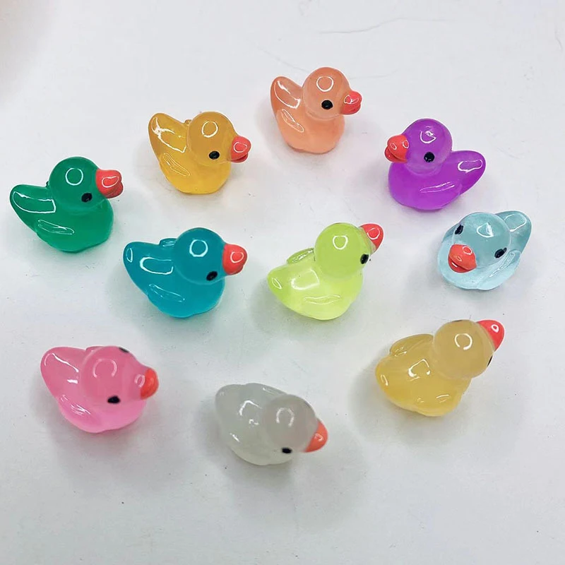 10pcs Cartoon Mini fluorescente anatra ornamento figure in miniatura piccola anatra resina artigianato Micro paesaggio decorazione casa delle bambole
