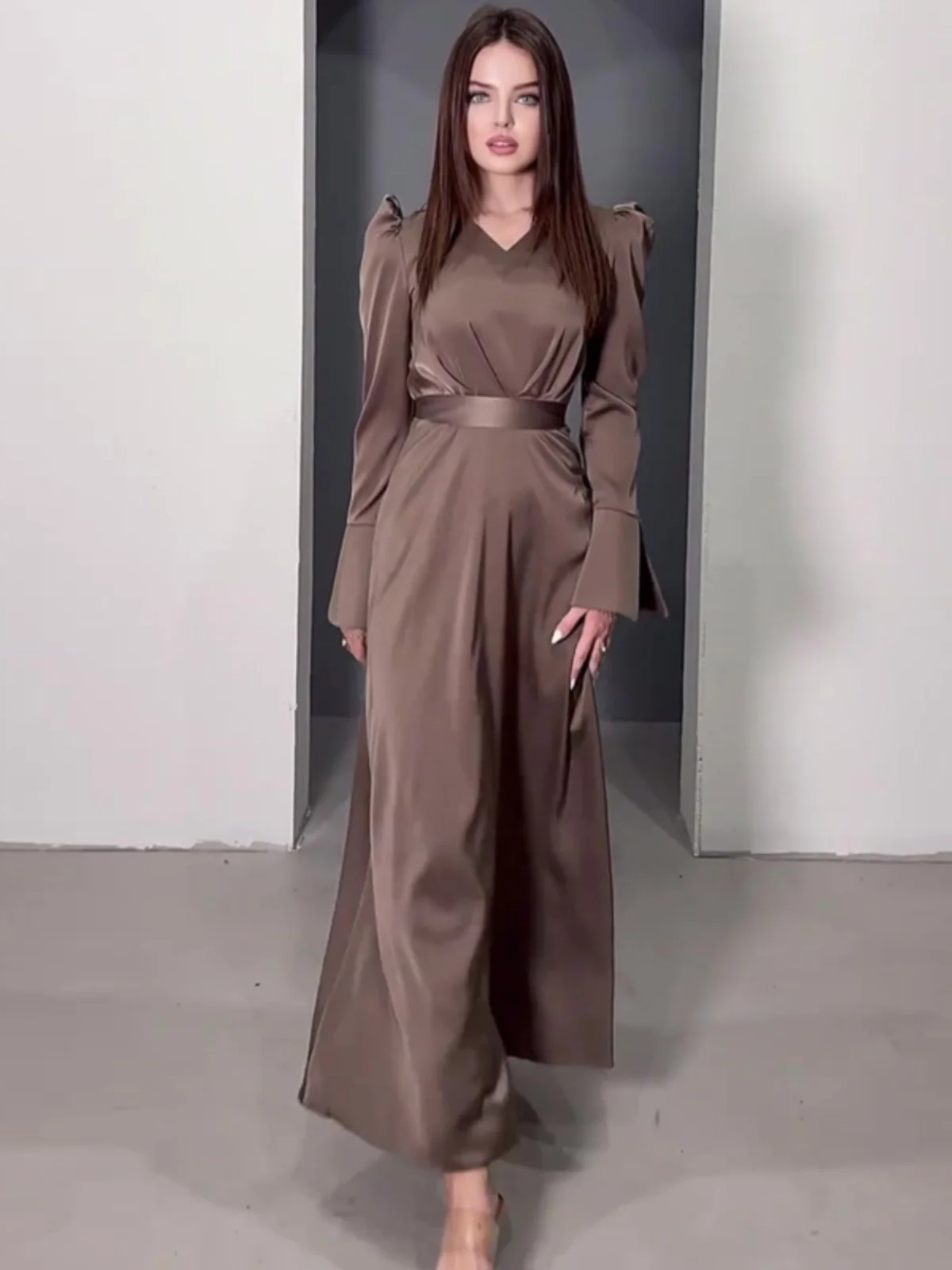 تنورة Ele V-Ne Long Sve من الساتان المتوهج للتخسيس والخصر Dr موسم الربيع على شكل حرف A مصنوعة من مادة البوليستر ذات ملمس ممتاز