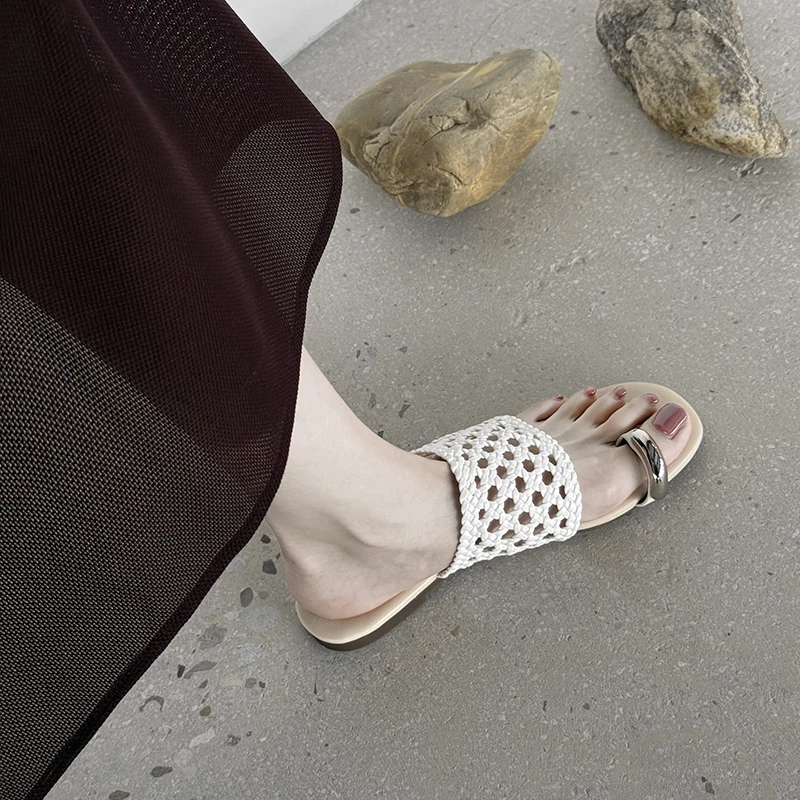 Zomervakantiestijl Microfiber weven Woordslippers Ronde holle platte schoenen Pinch toe strand Coole pantoffels