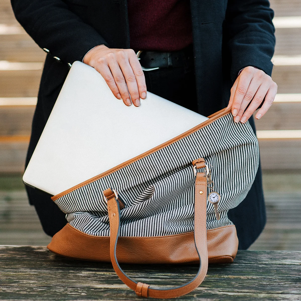 レトロな吊り下げ時計 クリエイティブな鍵の形のデザイン 大きな数字で読みやすい時間表示 耐久性のある金属 長期使用 友人や家族へのギフト